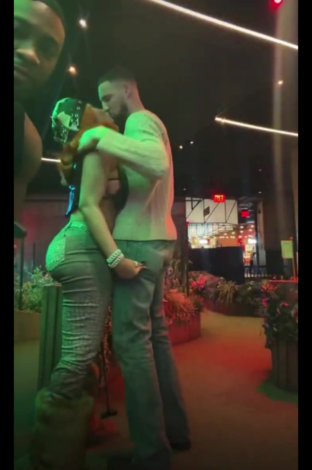 伟德体育官方网站-没眼看！克莱&amp;马冬梅大尺度打高尔夫 友人看了直呼受不了